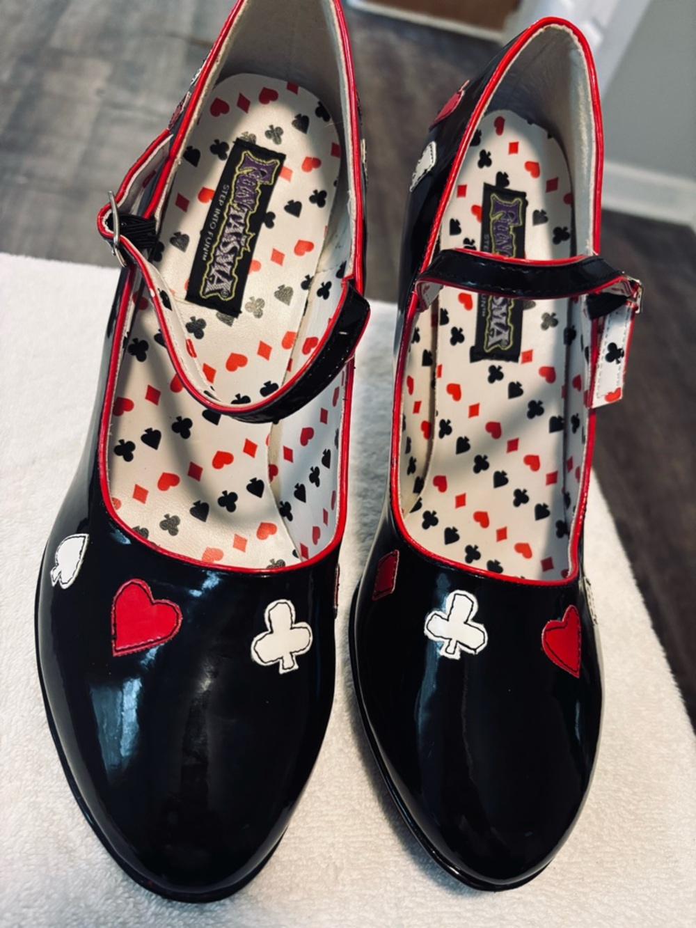 Almost Brand New Eye-Catching Heels By FUNTASTIC - Size 8.5 - Heel 4” -  Box 1B